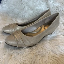 Coach and Four Womens Gold Low Heel Wedge Shoes Size 10 Made Vietnam