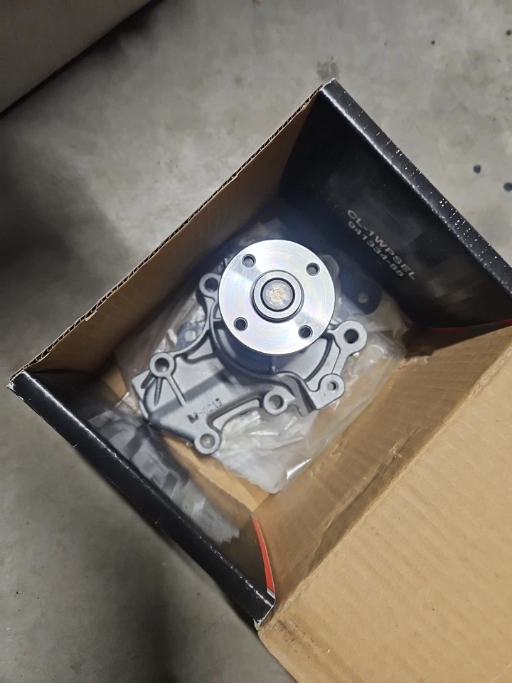 BOMBA DE AGUA CARDONE 55-73131 NUEVA PARA 06-10 MITSUBISHI/COLT DOHC VVT TURBO Foto 2 de 4