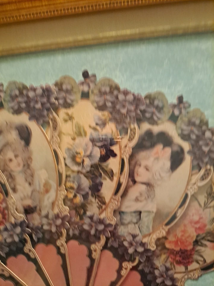 Abanico Victorina 1912 3 damas y 3 flores en un abanico de mano, enmarcado como nuevo graníquico Foto 4 de 4