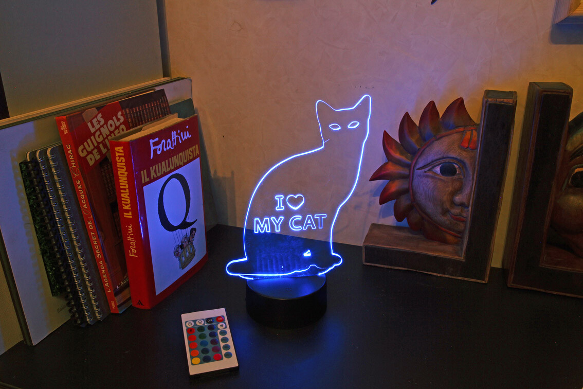 Idea Regalo Gatto LED: Luce Notturna Multicolore per Compleanni - 3