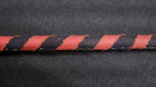 Sonajero nativo americano Blackfoot - siglo XIX - Campana de caballo, envoltura de tela, mango de madera - Imagen 6 de 8