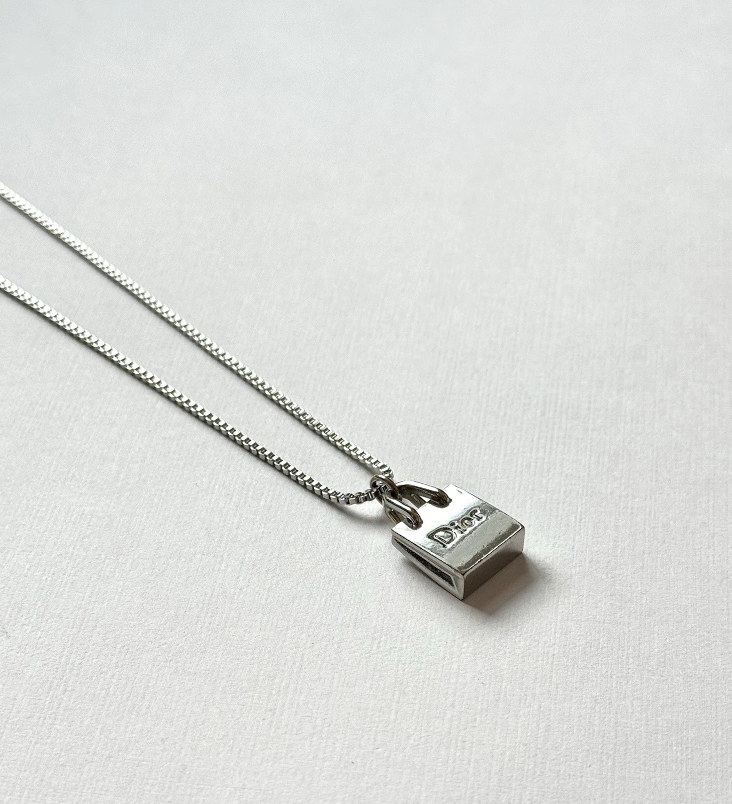 Pendentif sac Christian Dior sur chaîne/collier