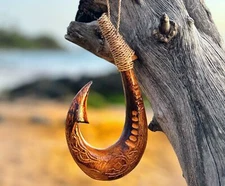 da Hawaiian Store Hand-Carved Polynesian Wood Engraved Makau Fish Hook with Honu