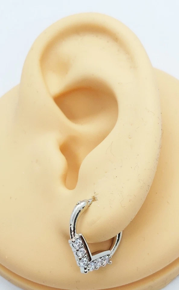 Orecchino cerchio clicker in acciaio inox uomo donna con zirconi bianchi argento - Immagine 3 di 4