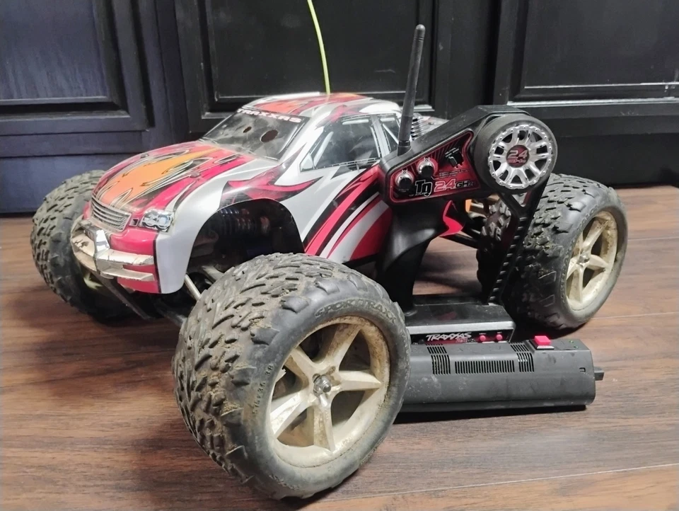 Traxxas Revo 3.3 4wd RTR NITRO Monster Truck - Image 2 of 4