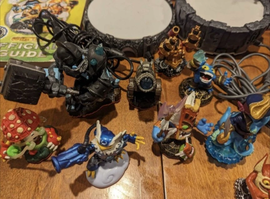 skylanders lote wii 22 figuras 2 portales, bolsa de transporte y libro Foto 3 de 4