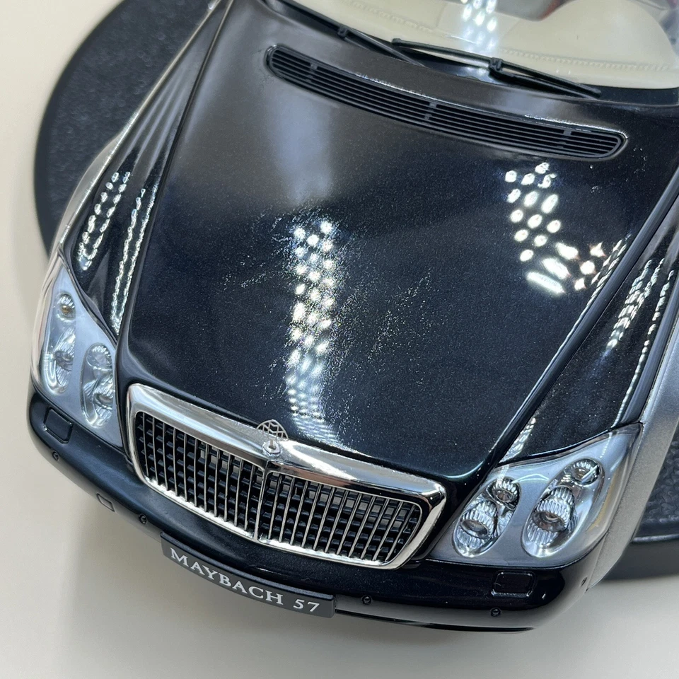 AUTOart 1/18 Maybach 57 SWB Caspian Black Himalayan Grey 76151 - Image 4 of 4