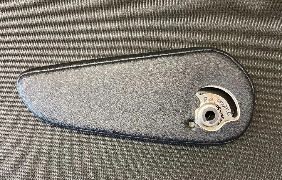 2011 2012 2013 2014 2015 TOYOTA SIENNA 2ND ROW SEAT ARM REST RIGHT/H BLACK  OEM - Image 4 of 4