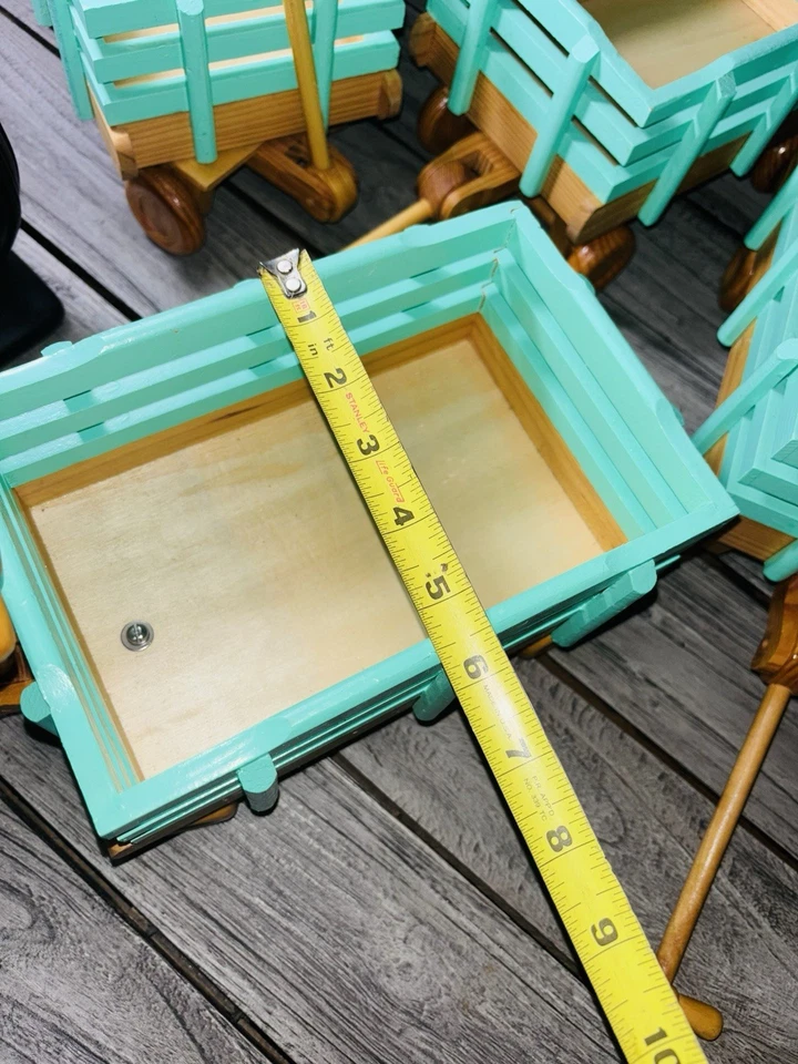 Pequeños vagones de madera, ruedas de trabajo. Hacer jardineras o en lugar de una cesta de Pascua Foto 4 de 4