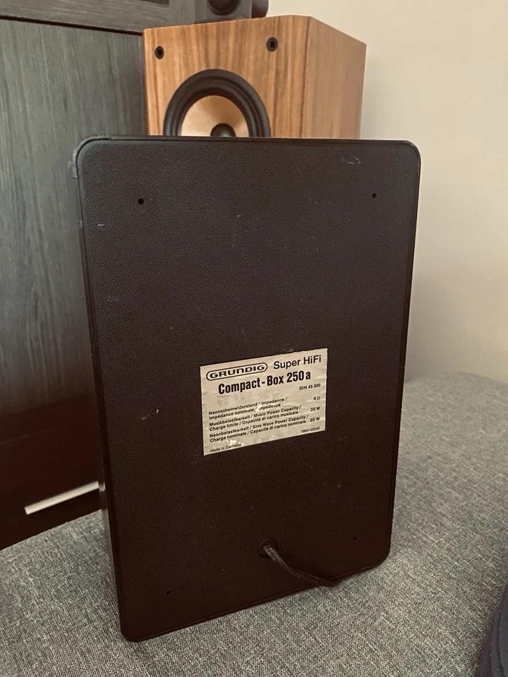 GRUNDIG Compact Box 250a Super HiFi (W. Alemania) - Par de mini monitores vintage Foto 3 de 4