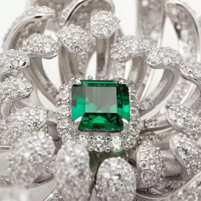 Broche broche flor pétalo esmeralda 3 quilates corte ceniza creado en laboratorio chapado en oro blanco de 14 quilates Foto 2 de 4