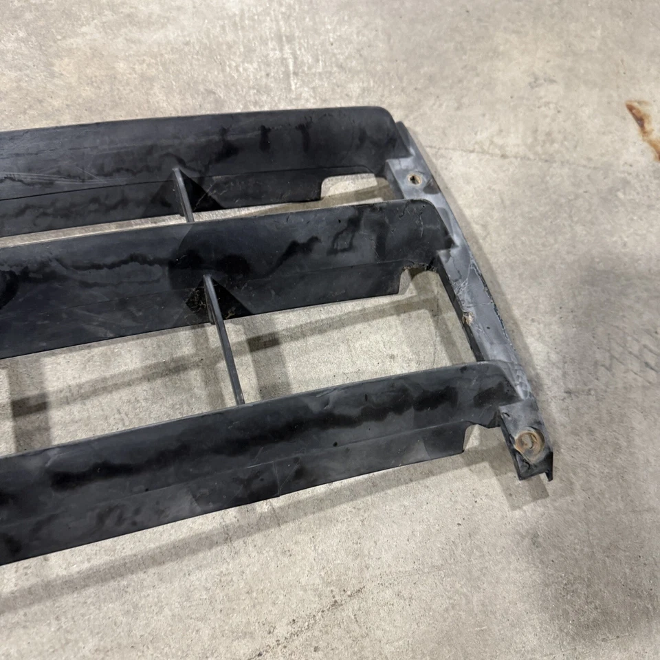 Parachoques delantero parrilla inferior SA 78-80 Mazda RX7 Foto 4 de 4