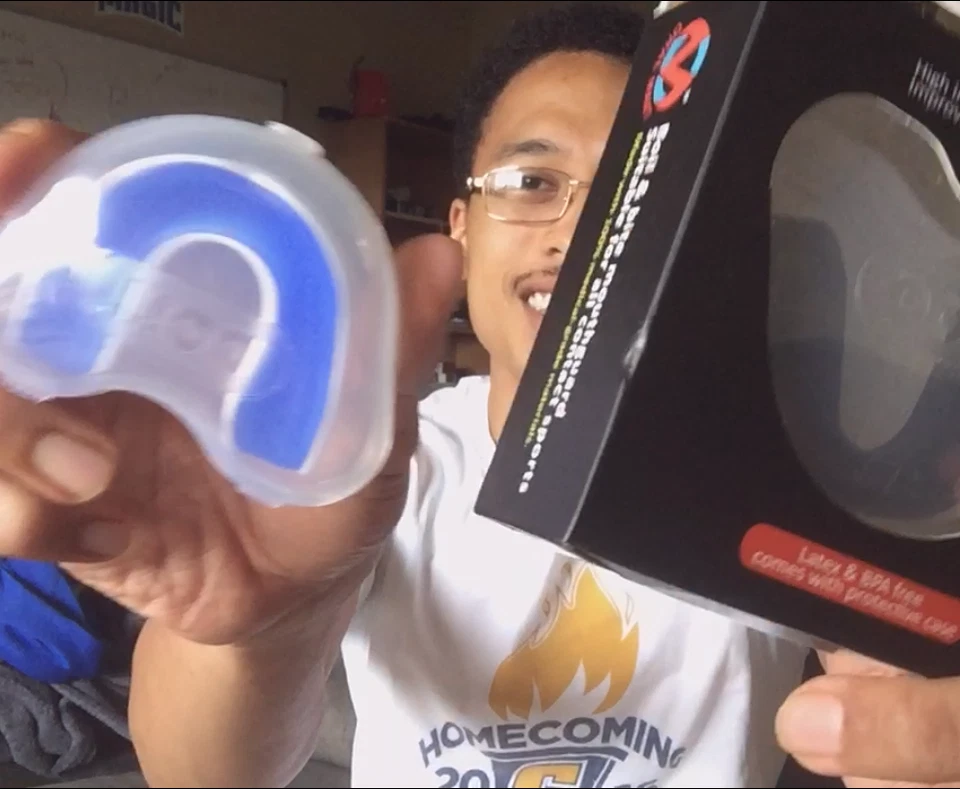 Protector bucal de fútbol Oral Mart MMA BJJ bandera de karate (blanco/azul) con estuche gratis Foto 4 de 4