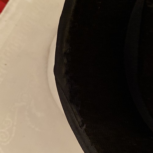 Wollfilz Bowler Hut, schwarz mit Ripsband und Federakzent. Made In USA - Bild 6 von 7