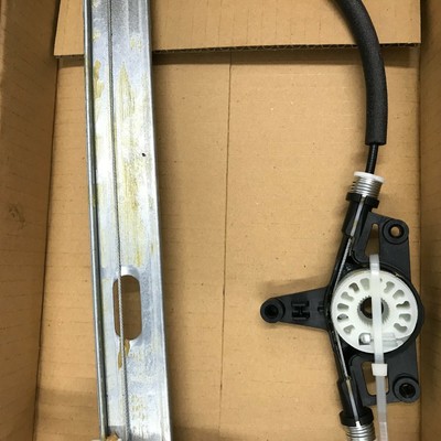 2014 - 2017 2018 Mazda 3 Sport Front Right Power Window Regulator 