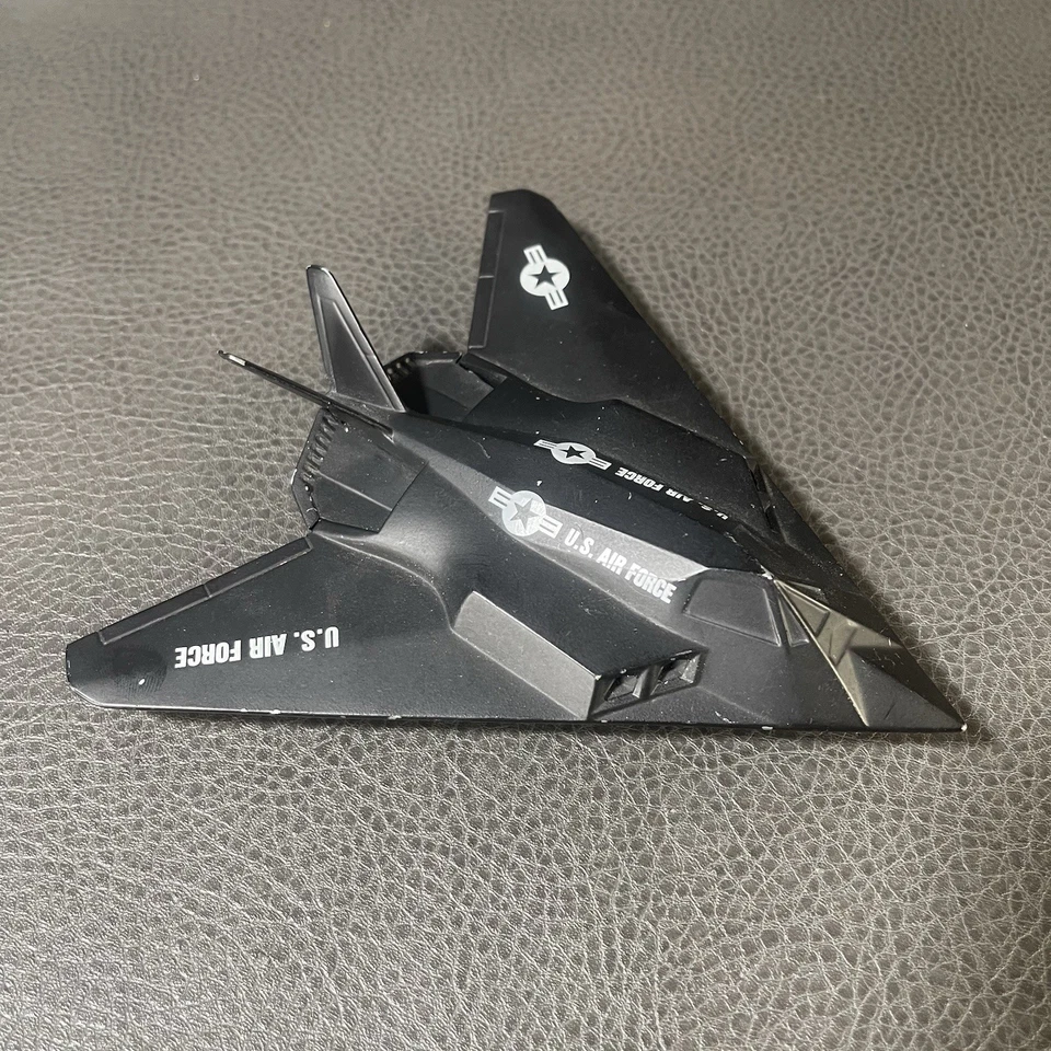Avión Ertl Force One F-117A Stealth Fighter Nighthawk 1989 diecast metal 6"" Foto 2 de 4