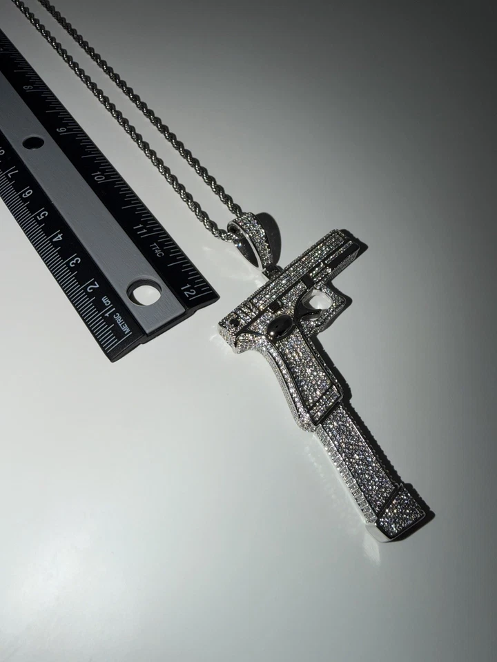 Collar colgante Iced Out Glock 19 con cristales de circón Foto 2 de 4