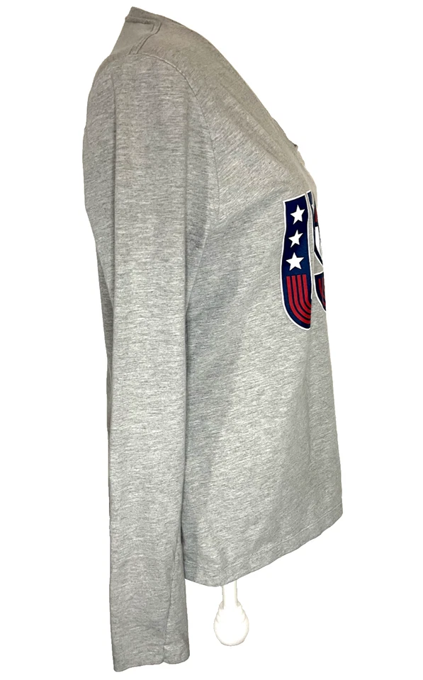 Camiseta gris de manga larga con cuello en V del equipo de los Juegos Olímpicos de Estados Unidos para mujer grande Foto 4 de 4