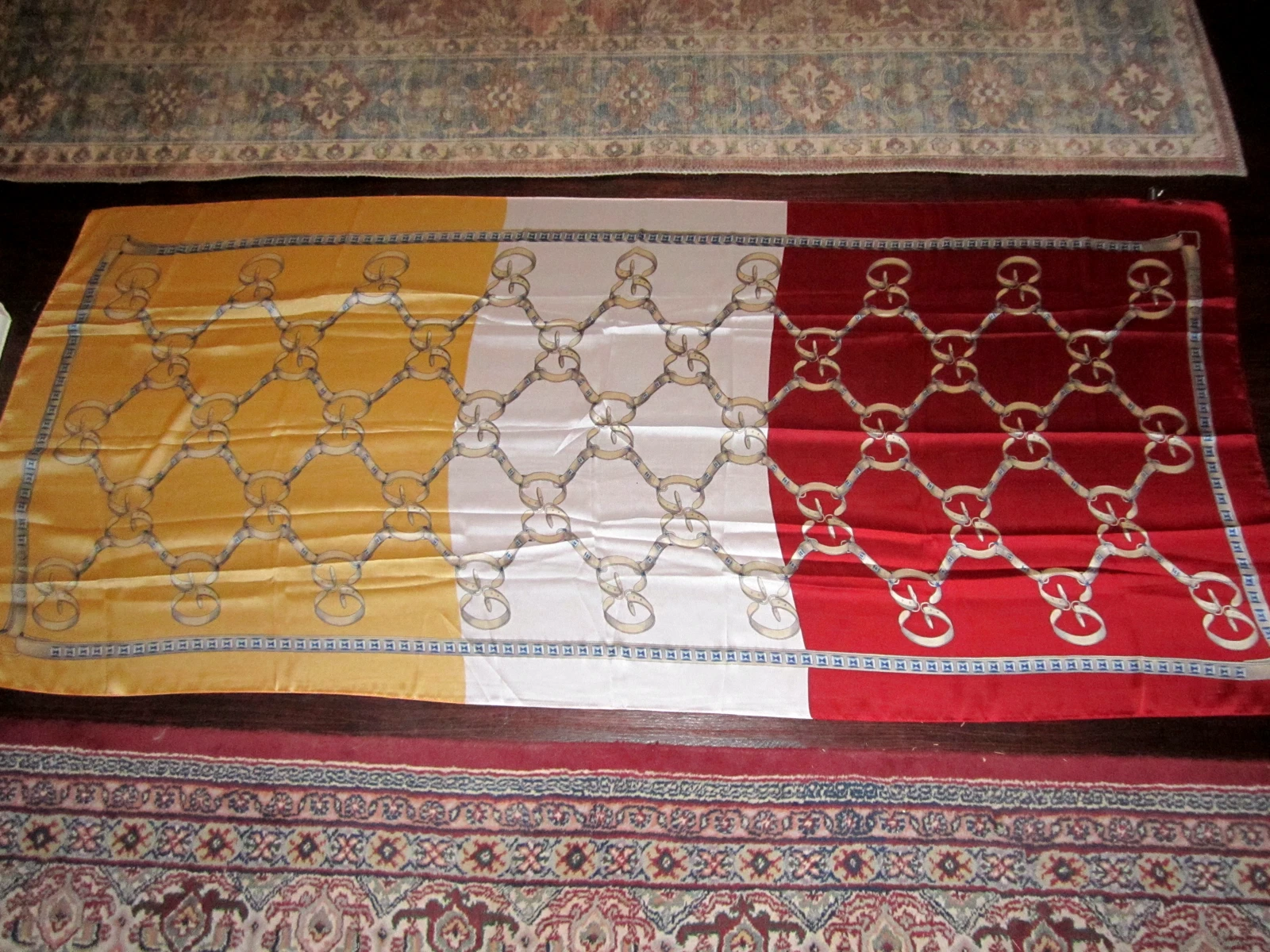 ÉCHARPE GUCCI 100 % SOIE MONOGRAMME JAUNE BLANC & ROUGE 68