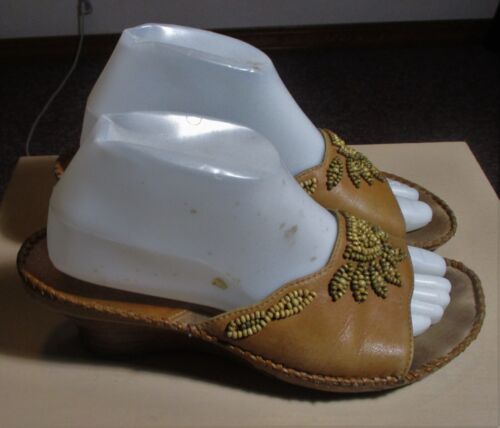 Women's CLARKS Tan Leather Beaded Slip-On Sandals Size 8M - Picture 1 of 7
