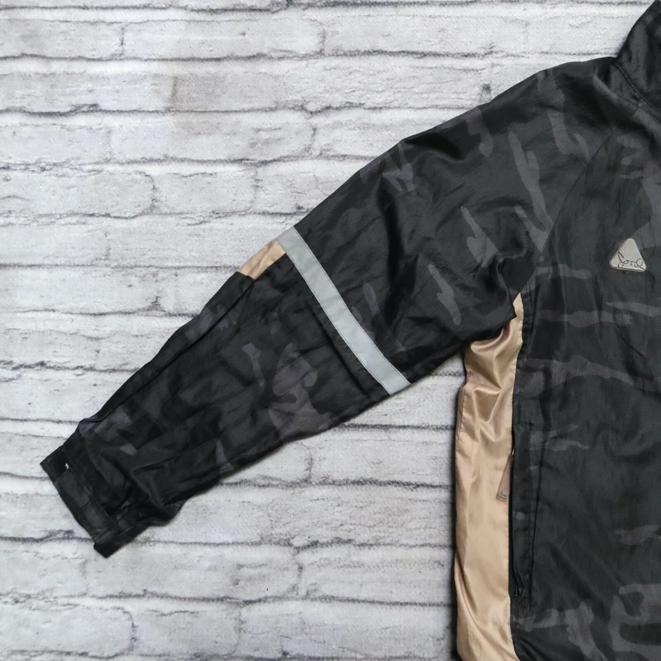 Chaqueta cortavientos vintage Triple 5 Soul camuflada de nailon talla L negra Foto 4 de 4