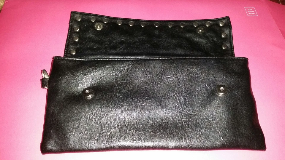 Bolso de mano para mujer de cuero negro con tachuelas y diamantes con joyas Foto 3 de 4
