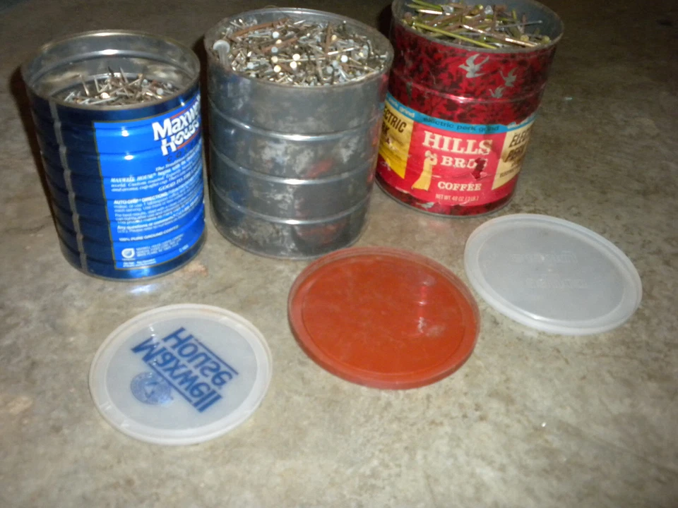 BIG ONE DOBLADO-OXIDADO PARA ARTE Lote De Colección De 2 Latas De Café Llenas De Uñas 29 Libras Foto 2 de 4