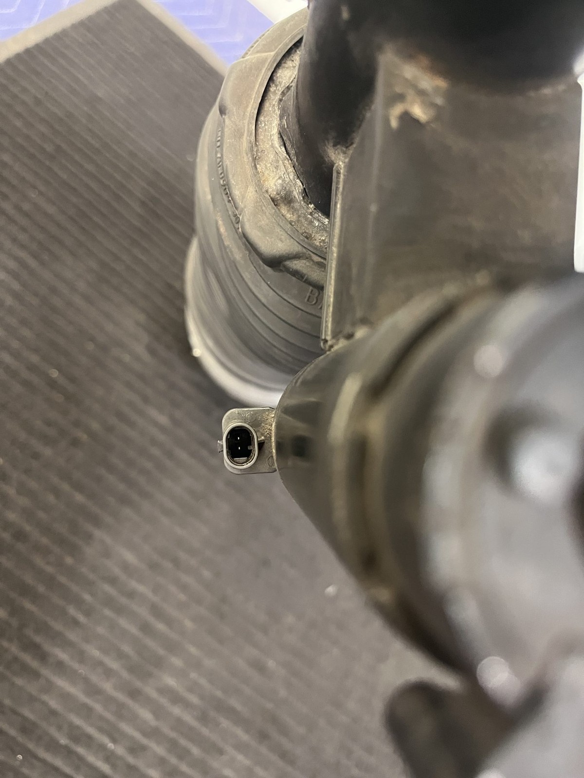 Rolls-Royce Cullinan Black Badge 2019-2024 Front Left Air suspension strut P/N 37107916207