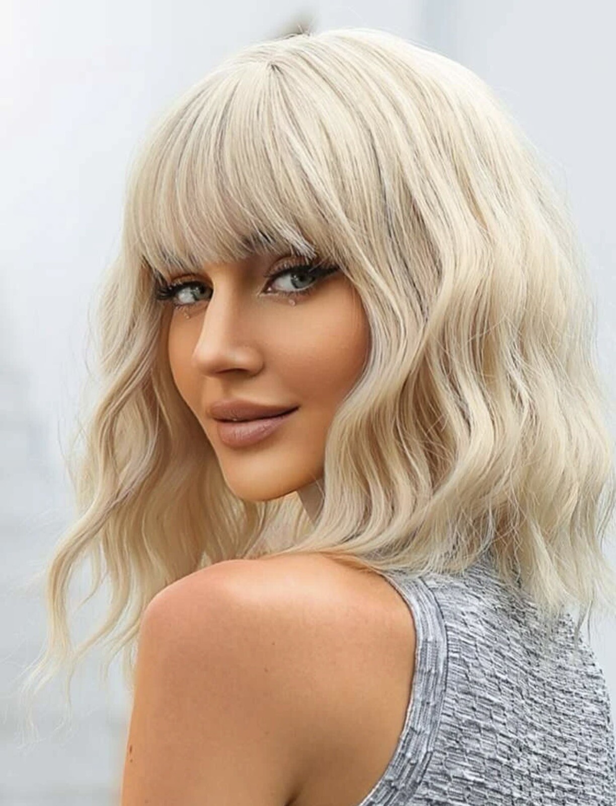 Perruque synthétique blonde courte à frange cheveux bouclés volumineux sans entretien