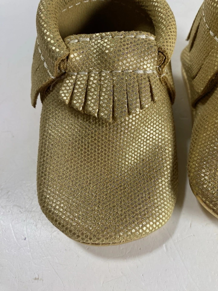Mocasines de cuero recién escogidos bebé talla 3 flecos metálicos dorados nuevos sin bo Foto 2 de 4