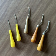 VINTAGE LOT OF 5 LATCH HOOK RUG MAKING TOOLS - 2 Wood Handles 3 Plastic Handles