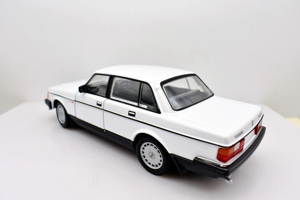 Modellino auto scala 1:24 Volvo 240 GL diecast modellismo statico collezione - Immagine 4 di 4