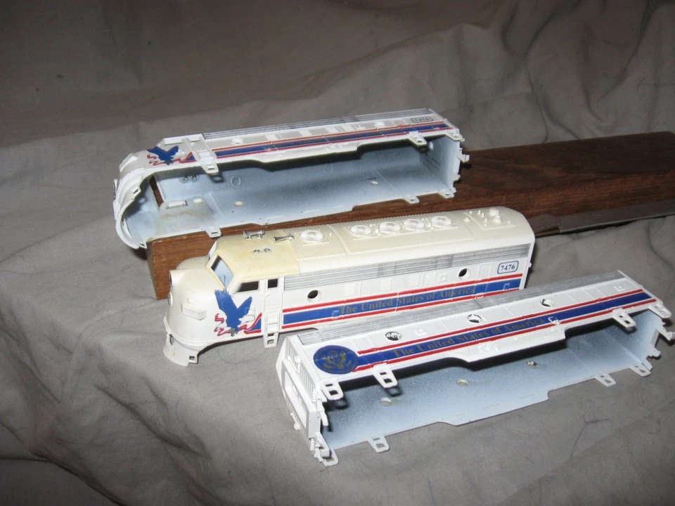 X3176 HO 3 RARE UNKNOWN US OF AMERICA EMD F7A,F7B,F7A DIESEL LOCO BODY SHELLS - Image 2 of 2