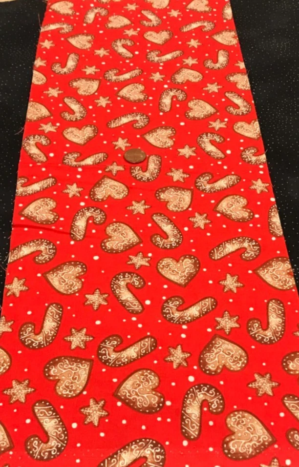 Galletas de pan de jengibre *marrón y blanco* sobre rojo* acolchado en blanco * 100 % algodón* 8"x22" Foto 3 de 4
