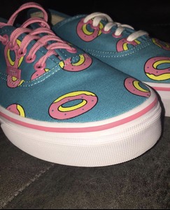 pink donut vans