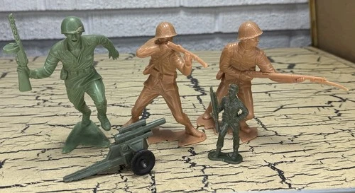 Vintage WWll Louis Marx Green Brown Plastic Army Men Toy Soldier Figures Lot