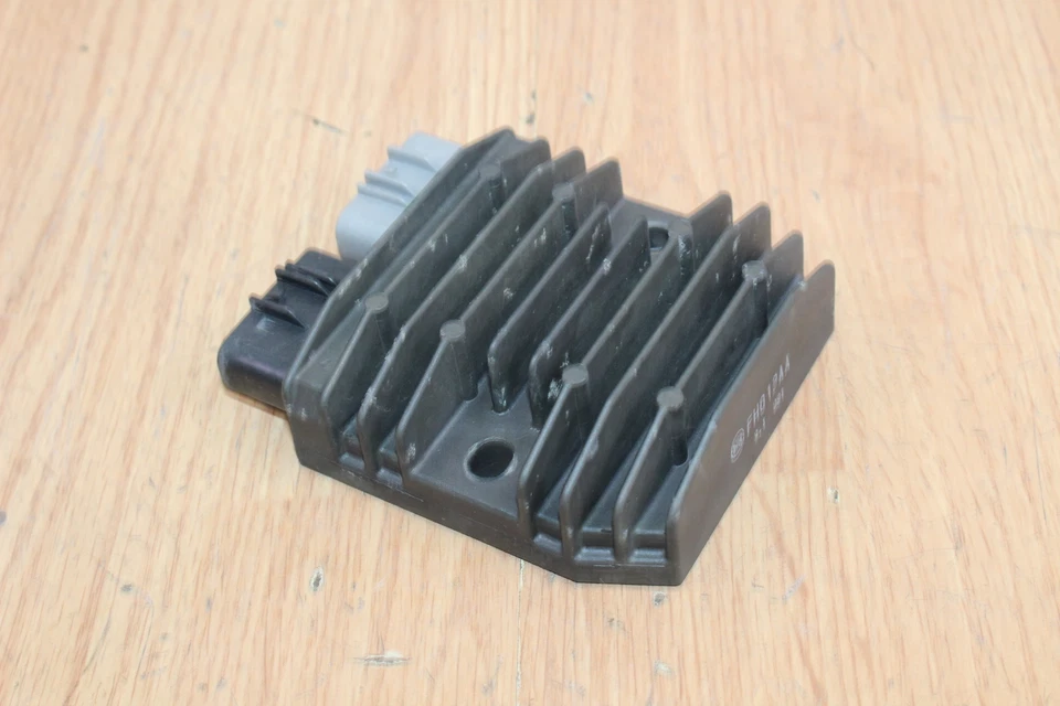 Regulador/retificador de tensão 2009 YAMAHA RAIDER 1900 - Imagem 2 de 4