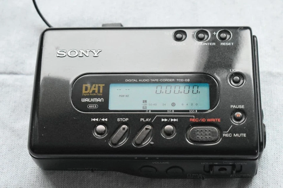 Sony TCD-D8 WALKMAN Portable DAT Recorder Digital Audio Tape Very Good - Image 2 of 4