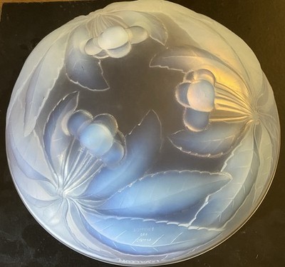 Antike G. Vallon opalisierende Art Deco Periode Glasschale mit Kirschen um 1920 er
