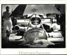 1984 Press Photo Formula Vee driver car #64 stays cool under an umbrella