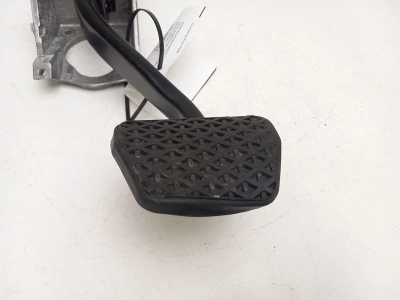 BMW 328I 2011 serie 3 pedal de freno Foto 2 de 4