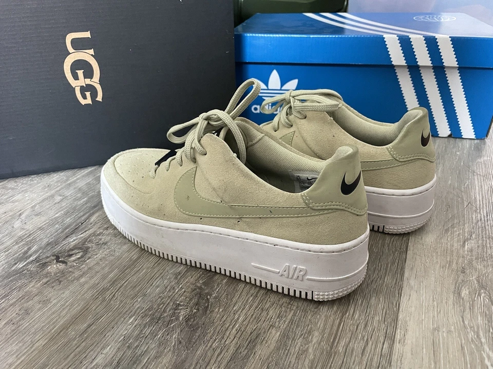 Talla 8.5 - Nike Air Force 1 Sage Low Olive Aura W USADAS Foto 3 de 4