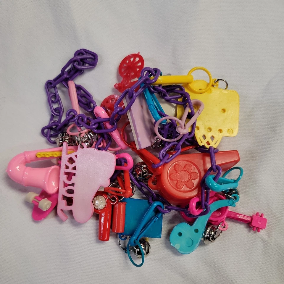 Collar de cadena con clip vintage de los 80 con dijes de campana juguete de plástico retro 13 piezas Foto 2 de 4
