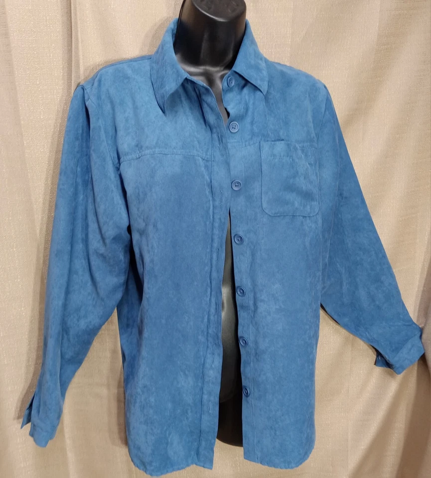 STUDIO WORKS - TOP DE GAMUZA AZUL SINTÉTICO - Mujer Talla Pequeña, Gamuza Sensación Abotonada Top Foto 3 de 4