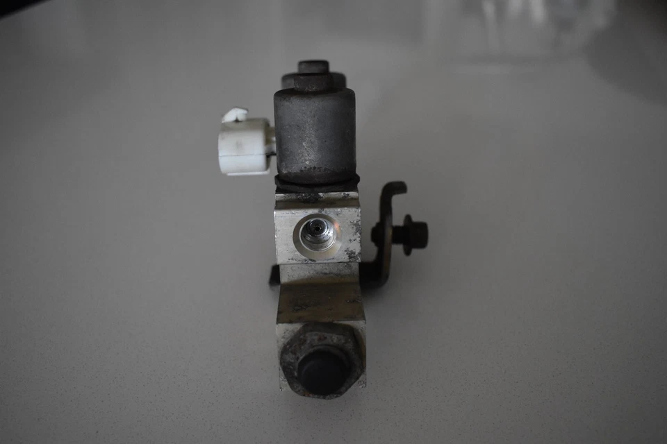 Válvula dosificadora de frenos OEM Mazda F87Z-2B373-AE para camioneta Mazda P/U 1993-1997 Foto 4 de 4