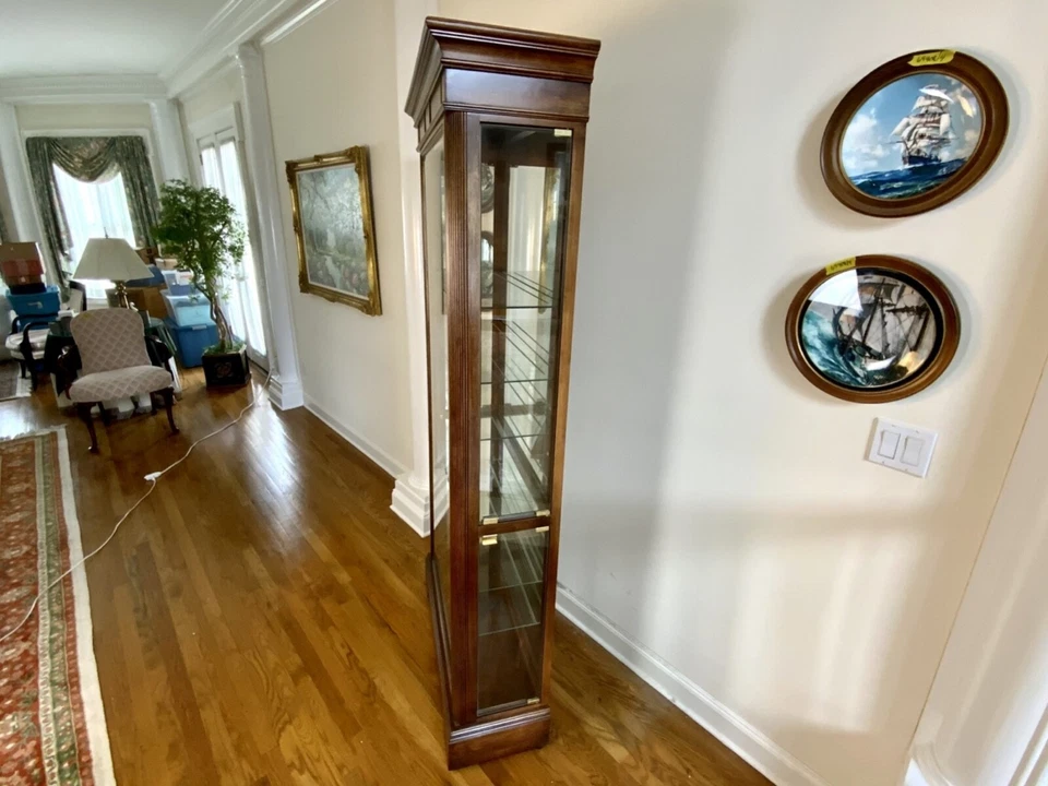 Vintage Illuminated Mahogany And Glass Vitrine Display Cabinet - Image 3 of 4