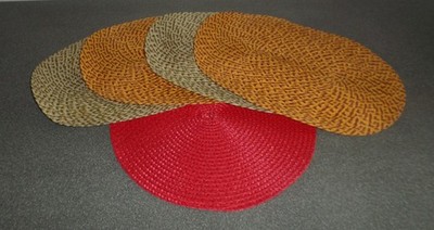FÜNF TISCHDECKEN UNTERSETZER VERSCHIEDENE FARBEN, VIER OVAL UND EINE RUND