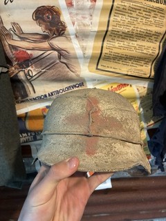 Casque allemand ww2 croix rouge peinte.