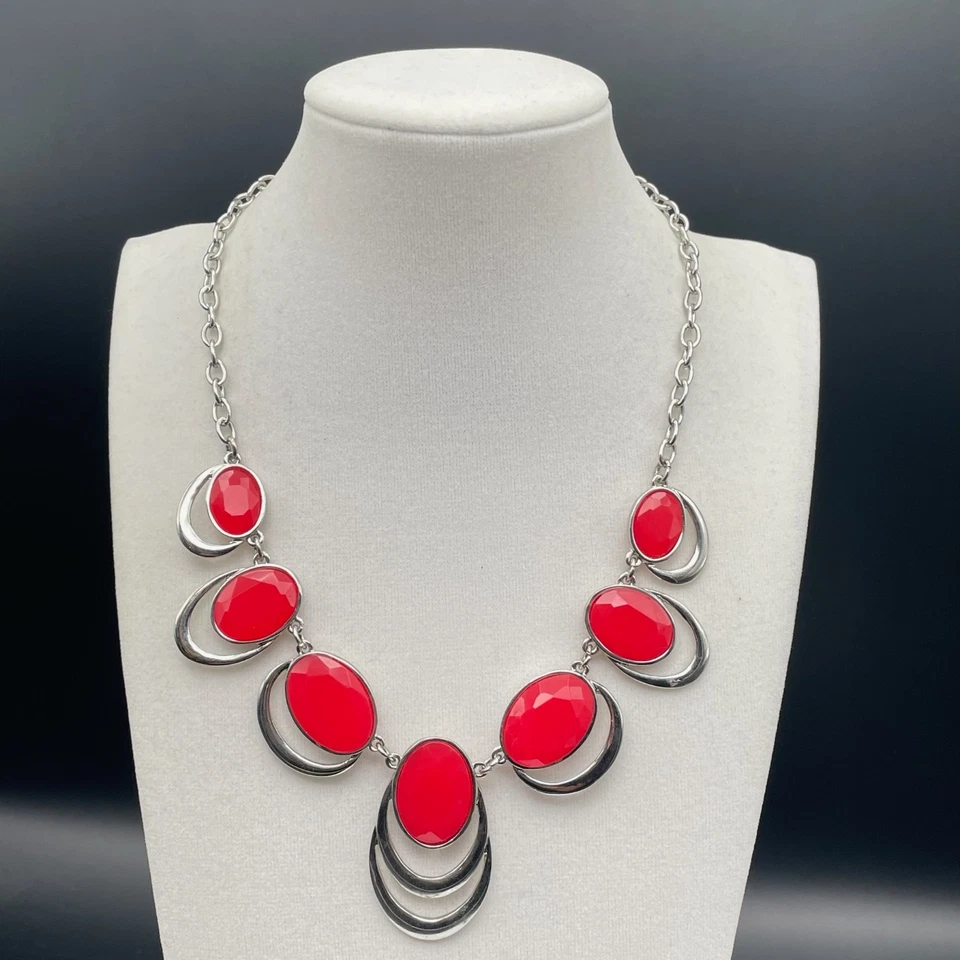 Collar llamativo vintage en tono plateado con grandes piedras ovaladas rojas y eslabón de textura Foto 4 de 4