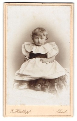 Fotografie E. Hartkopf, Soest, Portrait eines kleinen Kindes CDV /Kabinett-Foto